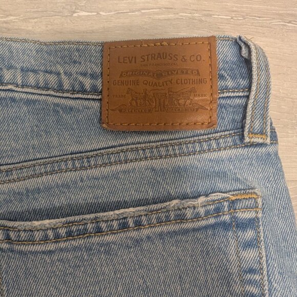 Levi's Light Wash Distressed Jeans - Picture 16 of 16
